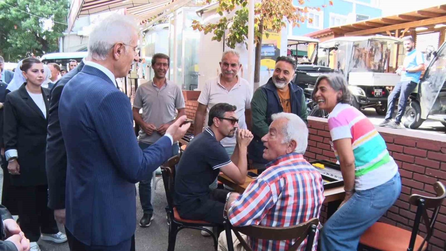 ulastirma-ve-altyapi-bakani-uraloglu-adalarda-esnafla-bulustu