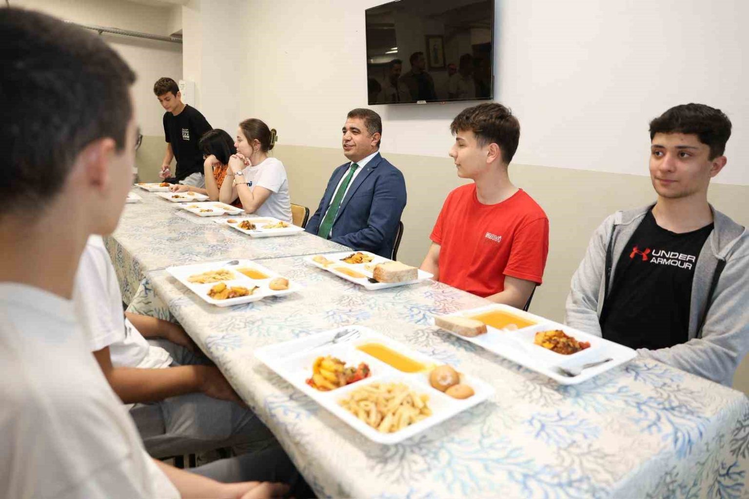 vali-aslan-aksam-yemeginde-ogrencilerle-bulustu