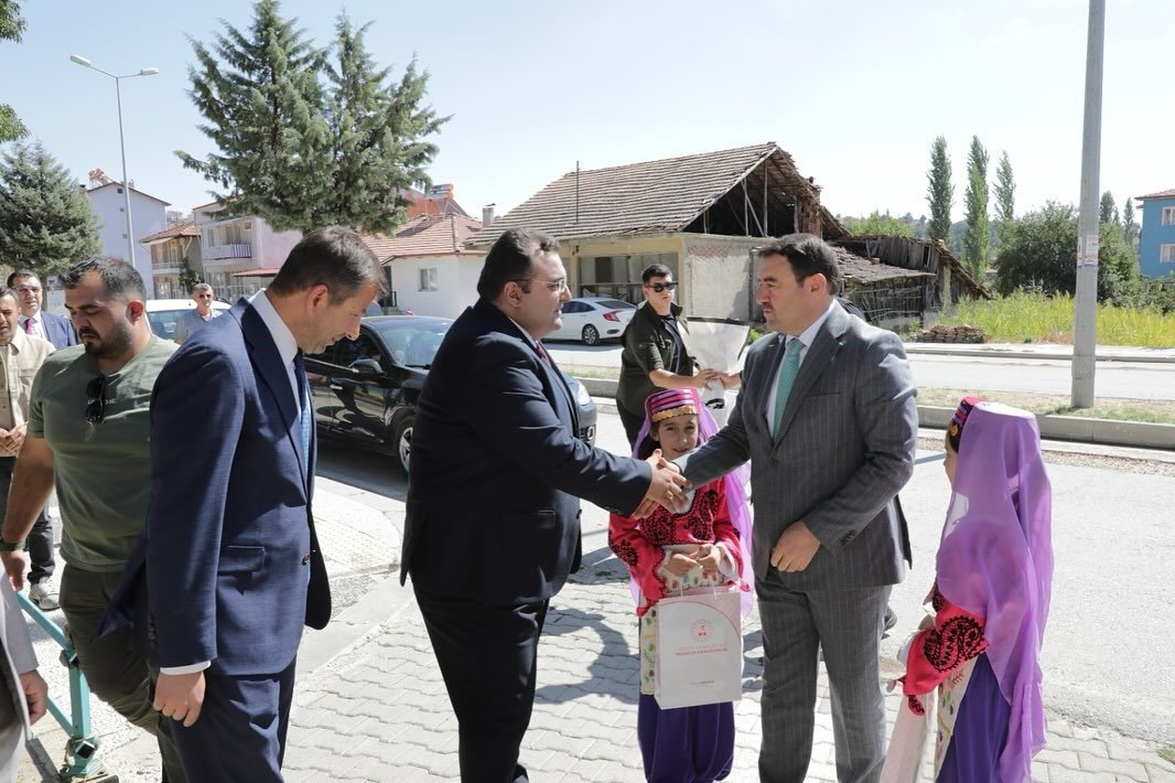 vali-isin-pazarlarda-yurutulen-projeler-ve-yatirimlari-inceledi