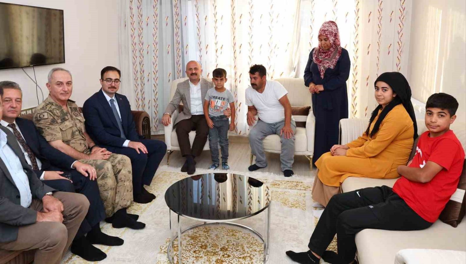 vali-osman-varol-sincikte-depremzede-aileyi-ziyaret-etti
