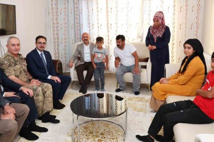 vali-osman-varol-sincikte-depremzede-aileyi-ziyaret-etti