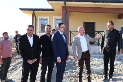 vali-varol-sincikte-yapimi-tamamlanan-koy-evlerini-inceledi