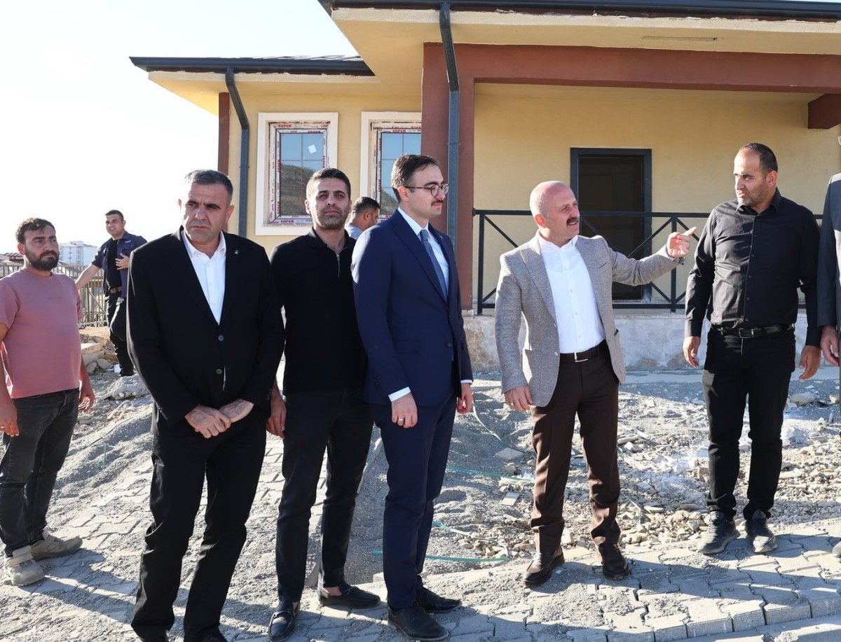 vali-varol-sincikte-yapimi-tamamlanan-koy-evlerini-inceledi