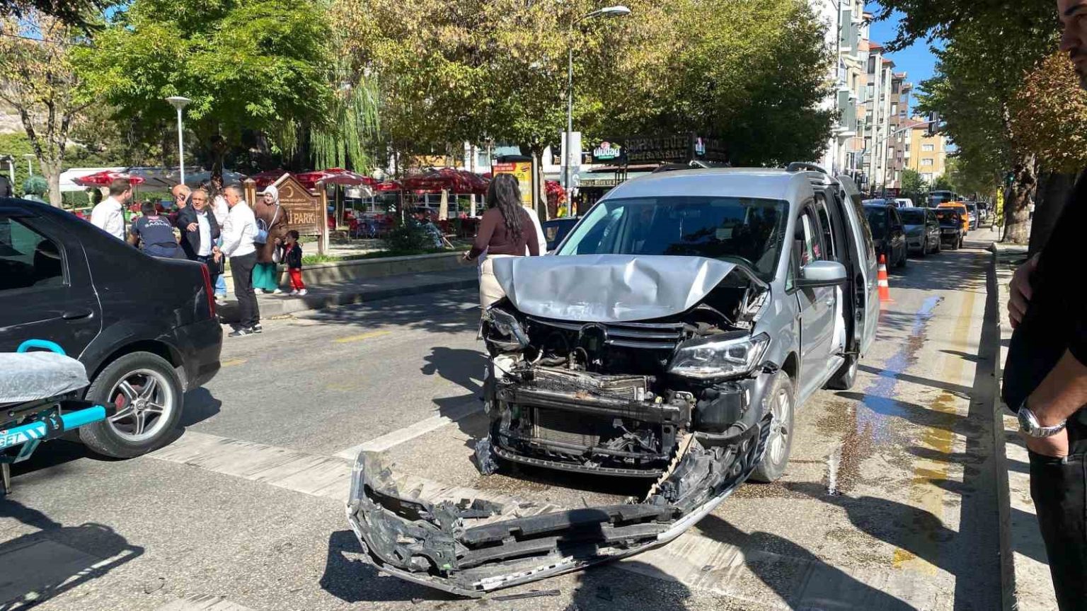 yayaya-yol-vermek-icin-duran-otomobile-hafif-ticari-arac-carpti-2-yarali