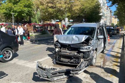 yayaya-yol-vermek-icin-duran-otomobile-hafif-ticari-arac-carpti-2-yarali