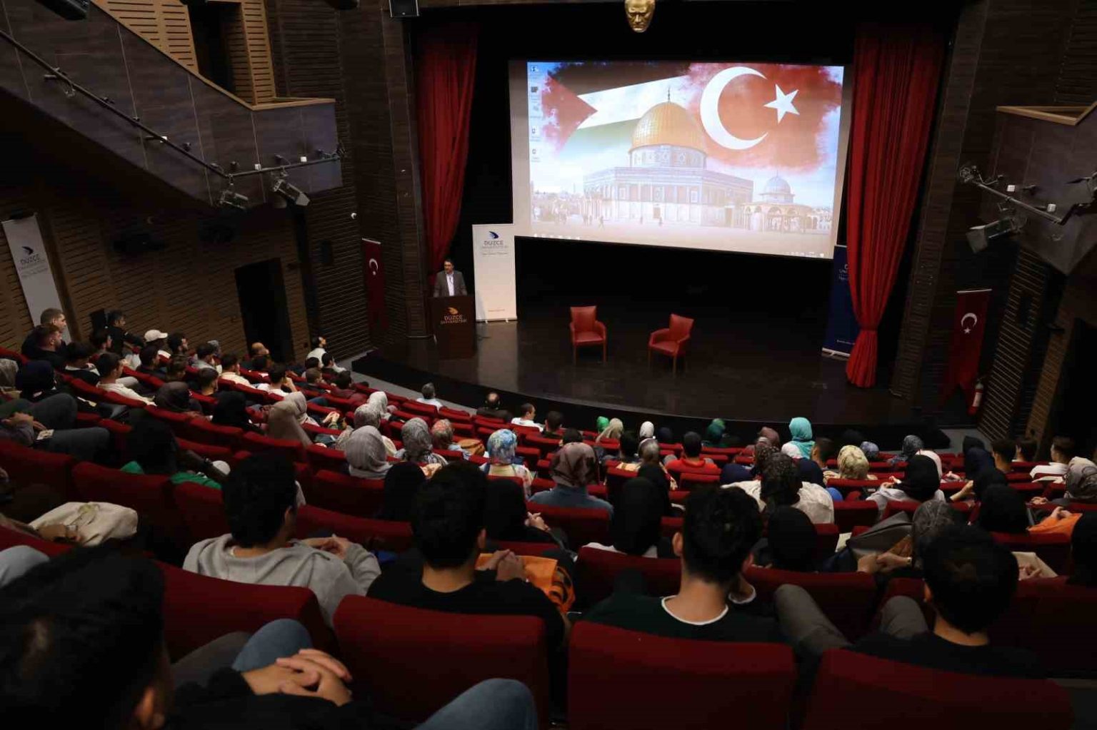 yeni-akademik-yilin-ilk-derslerinde-gazze-konusuldu