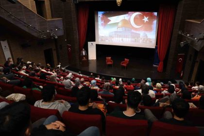 yeni-akademik-yilin-ilk-derslerinde-gazze-konusuldu