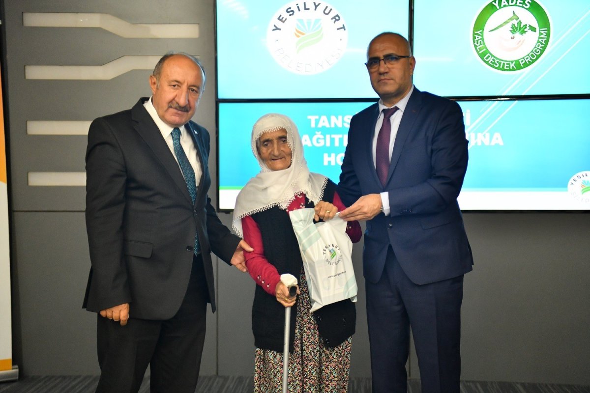 yesilyurt-belediyesinden-ihtiyac-sahibi-yaslilara-tansiyon-aleti-destegi
