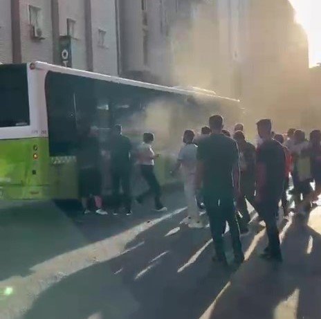 adana-buyuksehir-belediyesi-otobusunde-yangin-panigi