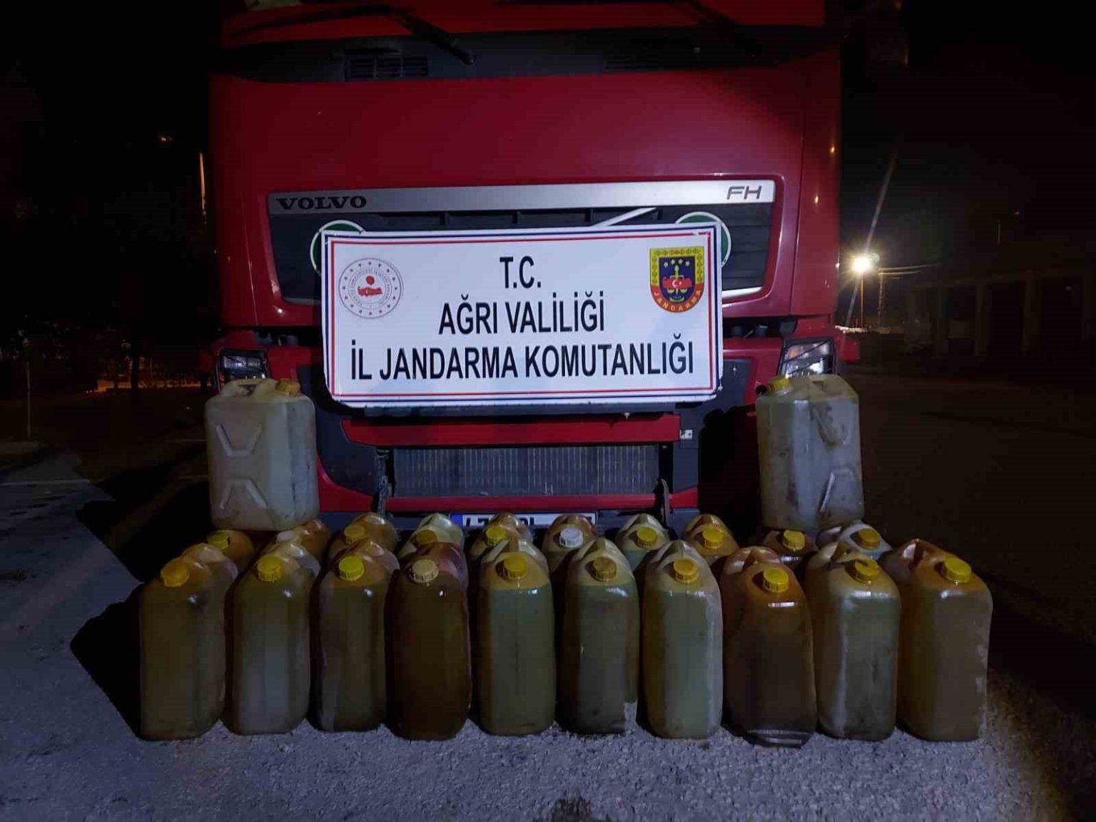 agrida-yol-kontrolunde-kacak-akaryakit-ve-sigara-ele-gecirildi