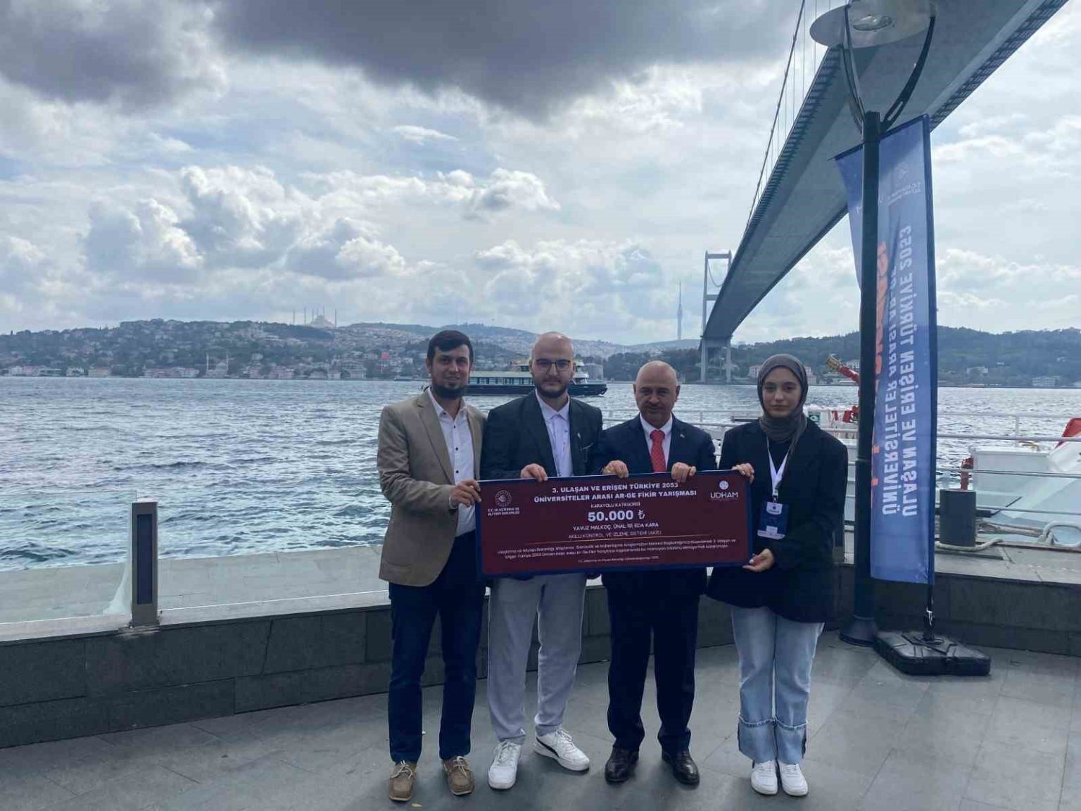 akis-ile-ozel-odulun-sahibi-oldular