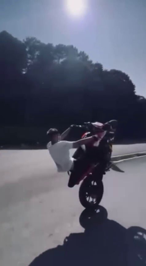 akrobatik-hareketler-pahaliya-patladi-73-bin-lira-ceza-kesildi-motosikleti-baglandi