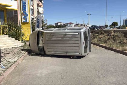 araclardan-biri-yoldan-cikip-devrildi-kazada-yaralanan-olmadi