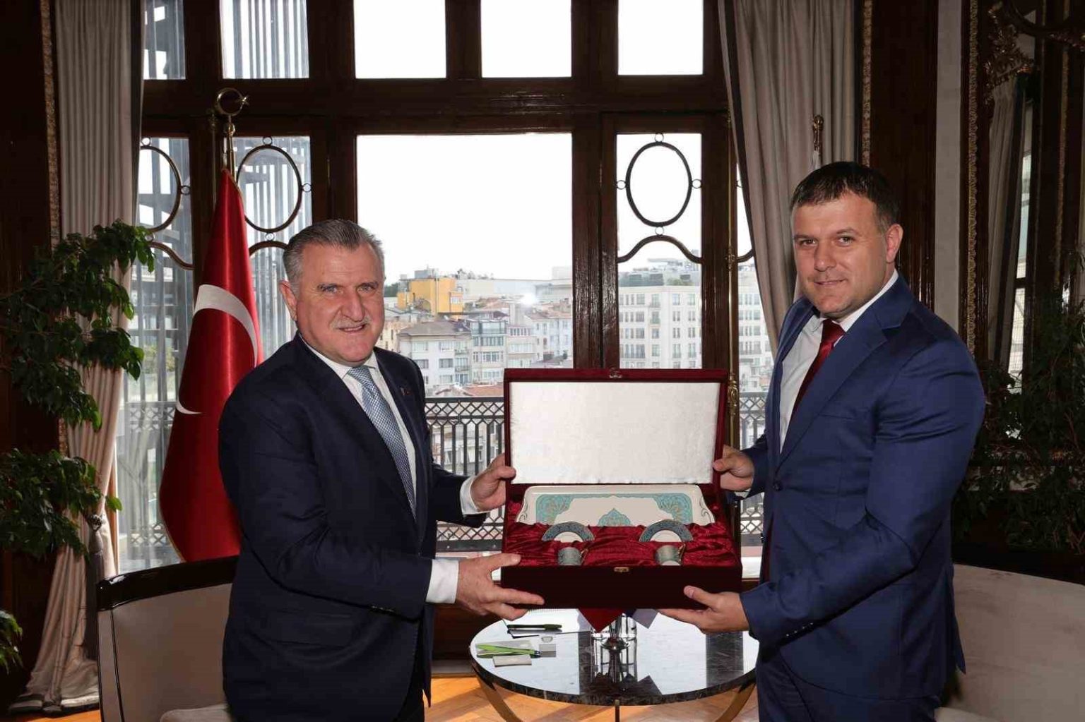 bakan-bak-sirbistanli-mevkidasi-memici-istanbulda-agirladi