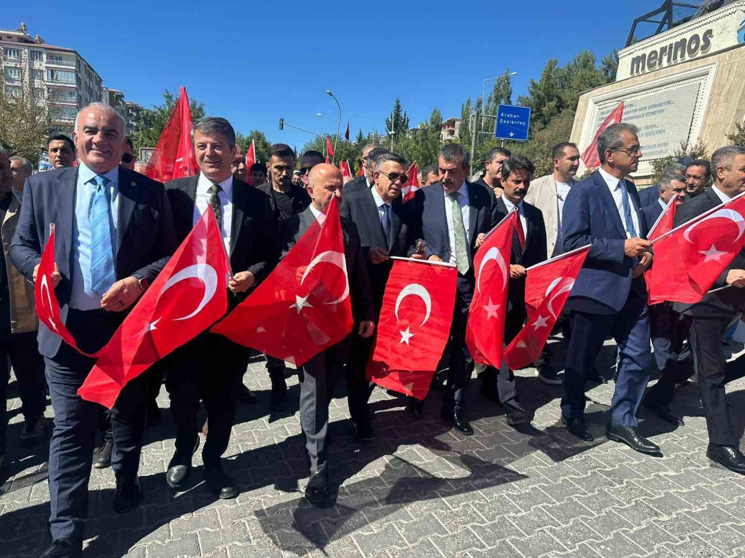 bakan-tekin-besni-egitim-bayramina-katildi