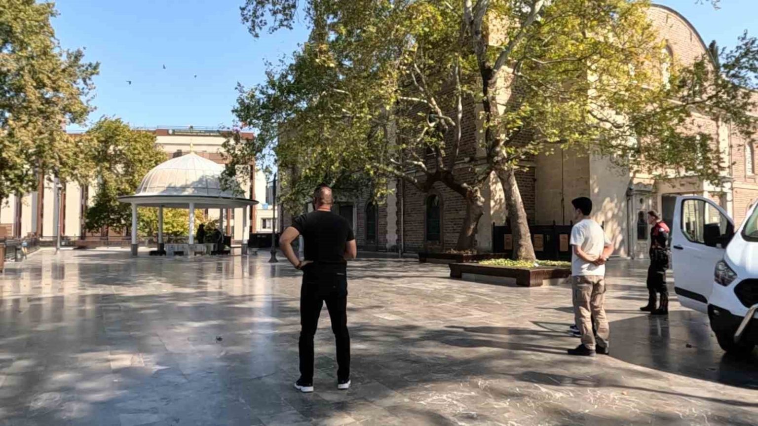 balikesirde-tarihi-camide-supheli-canta-panigi