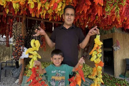 baskan-saginc-tescilli-kale-biberini-tanitmak-icin-ailesiyle-birlikte-kollari-sivadi