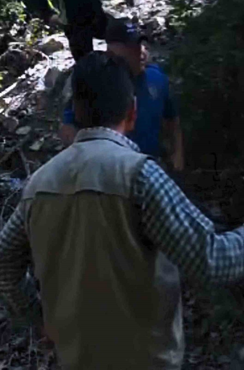 boz-ayi-avlayan-iki-avci-fotokapana-yakalandi