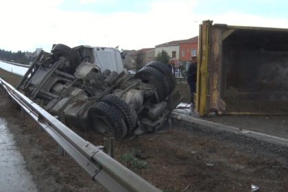 buyukcekmecede-hafriyat-kamyonu-devrildi-e-5-trafige-kapandi