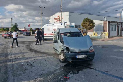 corumda-hafif-ticari-arac-ile-otomobil-carpisti-3-yarali