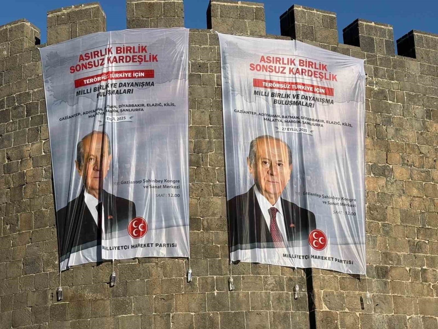 diyarbakir-surlarina-bahcelinin-posterleri-asildi