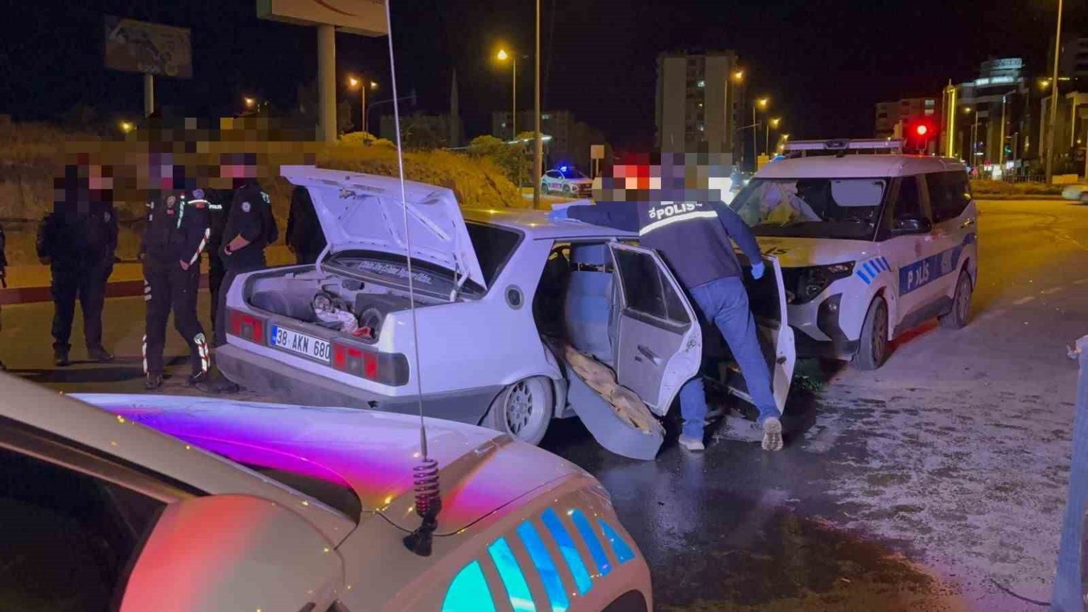 dur-ihtarina-uymayan-otomobil-surucusu-polis-otosuna-carpti-2-polis-memuru-yarali