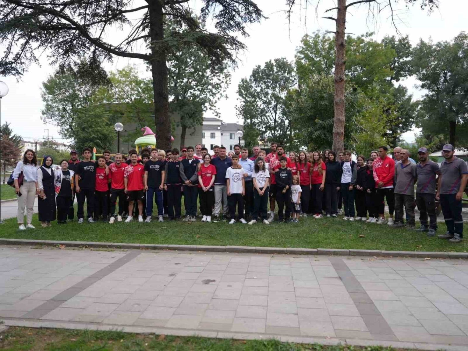 duzcesporlu-futbolcular-ve-ogrenciler-parki-temizlediler