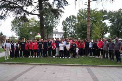 duzcesporlu-futbolcular-ve-ogrenciler-parki-temizlediler