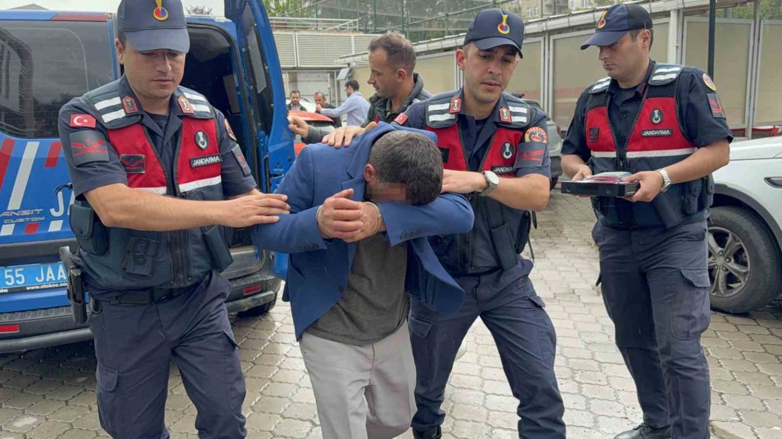 esini-bardak-ve-yumruk-darbesi-ile-olduren-koca-adliyeye-sevk-edildi