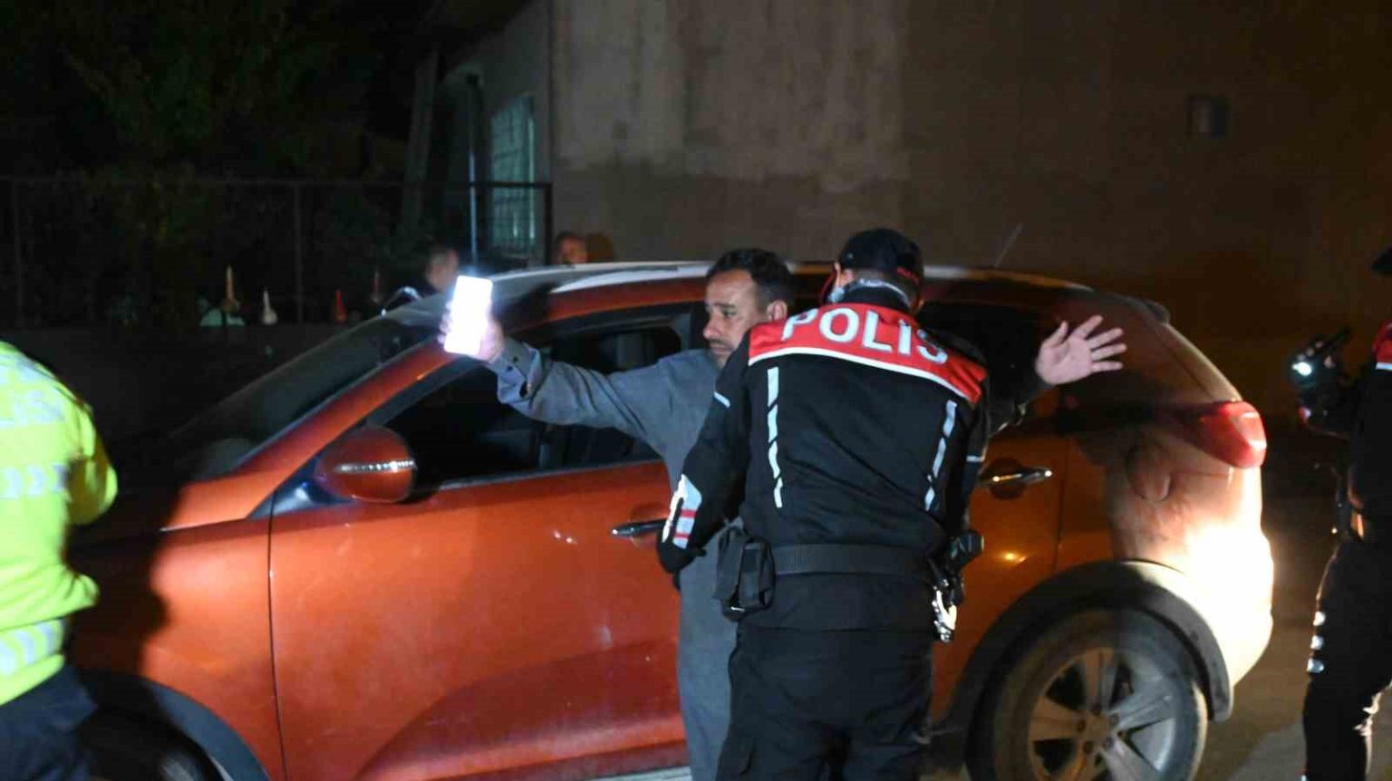 eskisehirde-51-polis-ile-yapilan-denetimde-395-sahis-ve-157-arac-sorgulandi