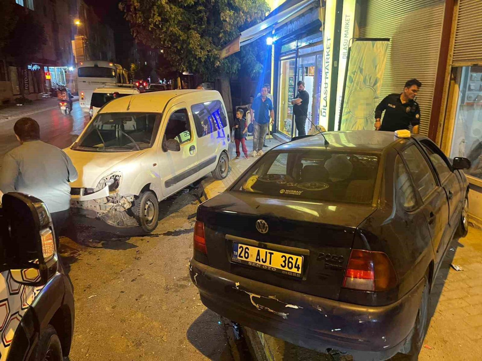 eskisehirde-carpisan-araclardan-biri-dukkana-girdi