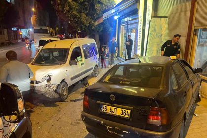 eskisehirde-carpisan-araclardan-biri-dukkana-girdi