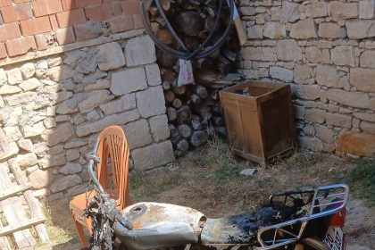 evin-bahcesinde-park-halinde-olan-motosiklet-kundaklandi