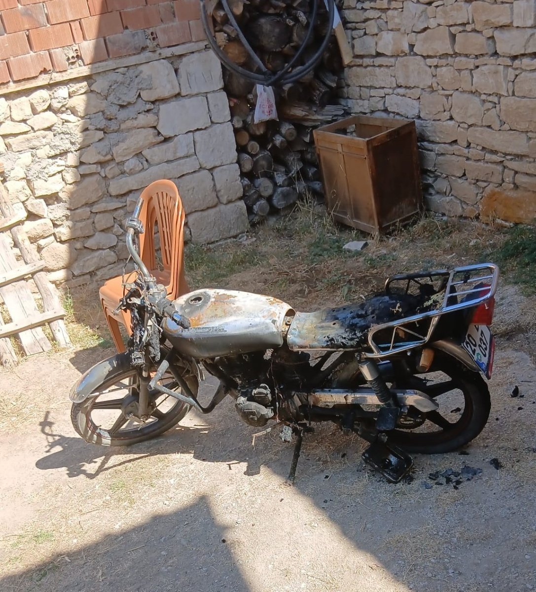 evin-bahcesinde-park-halinde-olan-motosiklet-kundaklandi