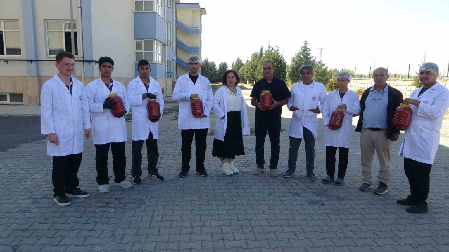 fabrika-gibi-okul-malatyada-ogrenciler-domates-yetistirip-salca-uretiyor