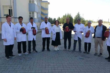 fabrika-gibi-okul-malatyada-ogrenciler-domates-yetistirip-salca-uretiyor