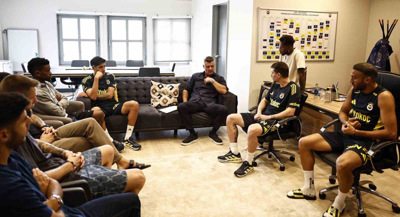 fenerbahcede-baskan-sadettin-saran-futbolcularla-bir-araya-geldi