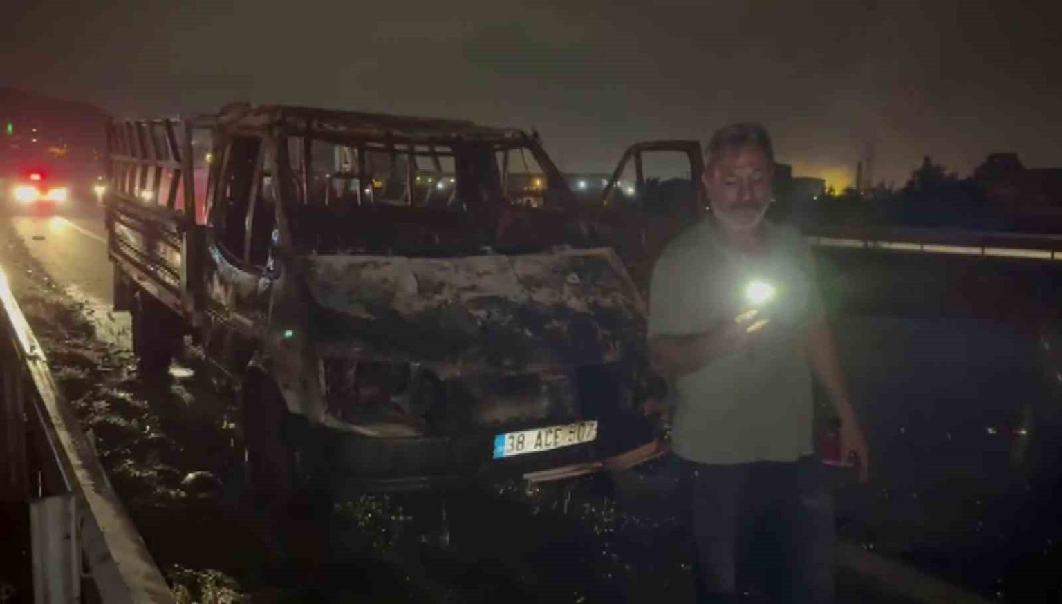 gozlerinin-onunde-ekmek-teknesi-yanan-vatandas-alevlere-mudahale-etmeyen-trafikteki-diger-suruculere-tepki-gosterdi