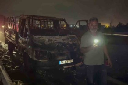 gozlerinin-onunde-ekmek-teknesi-yanan-vatandas-alevlere-mudahale-etmeyen-trafikteki-diger-suruculere-tepki-gosterdi
