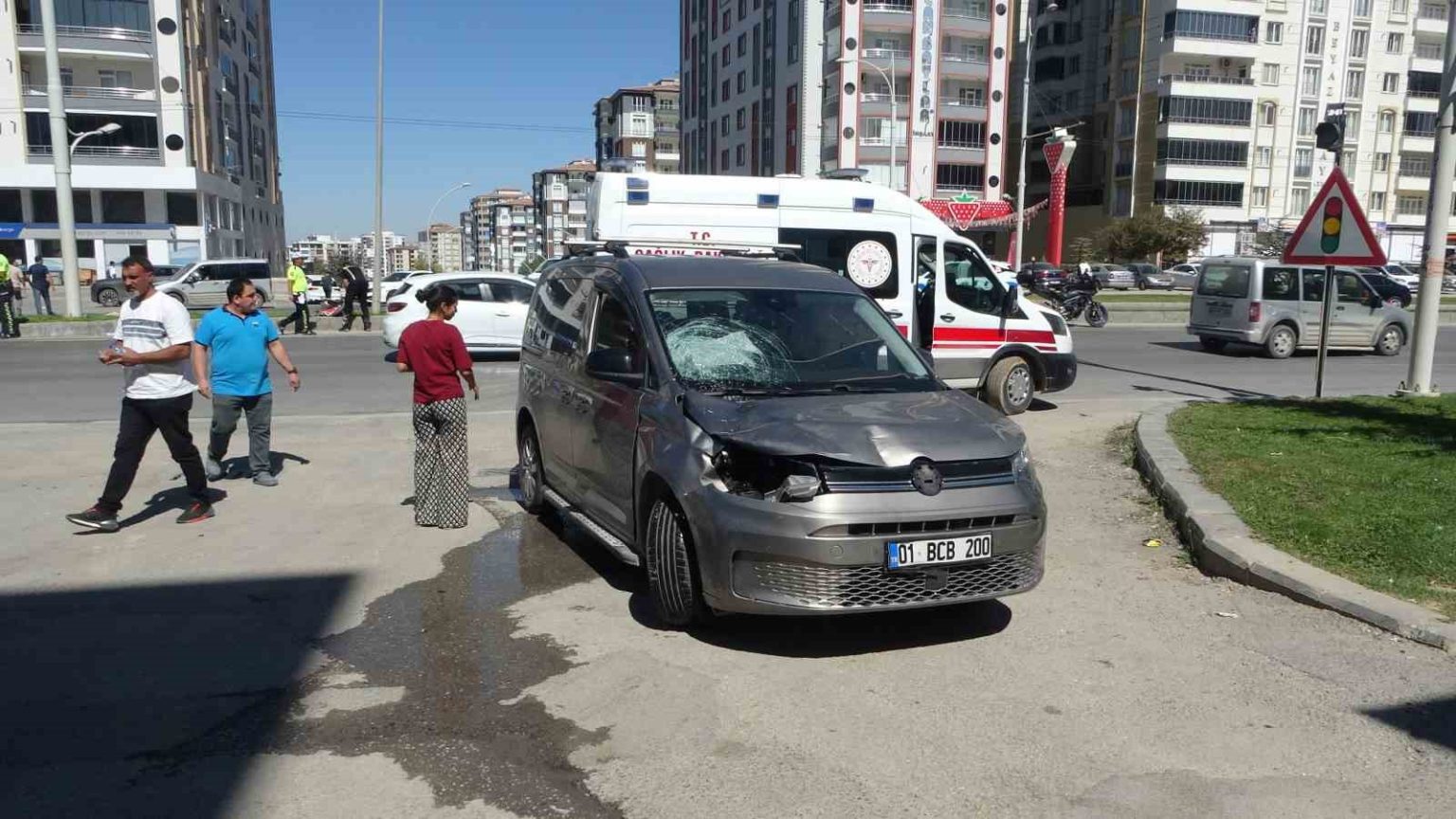 hafif-ticari-aracin-carptigi-anne-ve-2-cocugu-agir-yaralandi