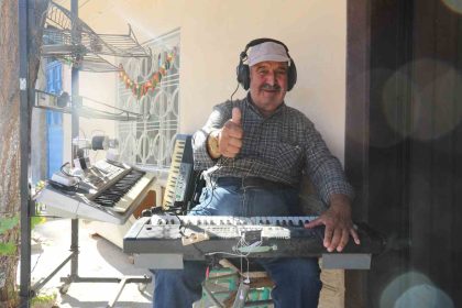 hayatini-adadigi-orglariyla-her-gun-tek-kisilik-konser-veriyor