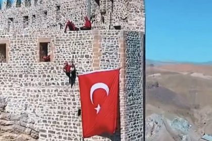 hosap-kalesinde-bayrak-yeniden-asildi