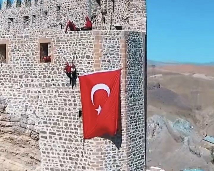 hosap-kalesinde-bayrak-yeniden-asildi