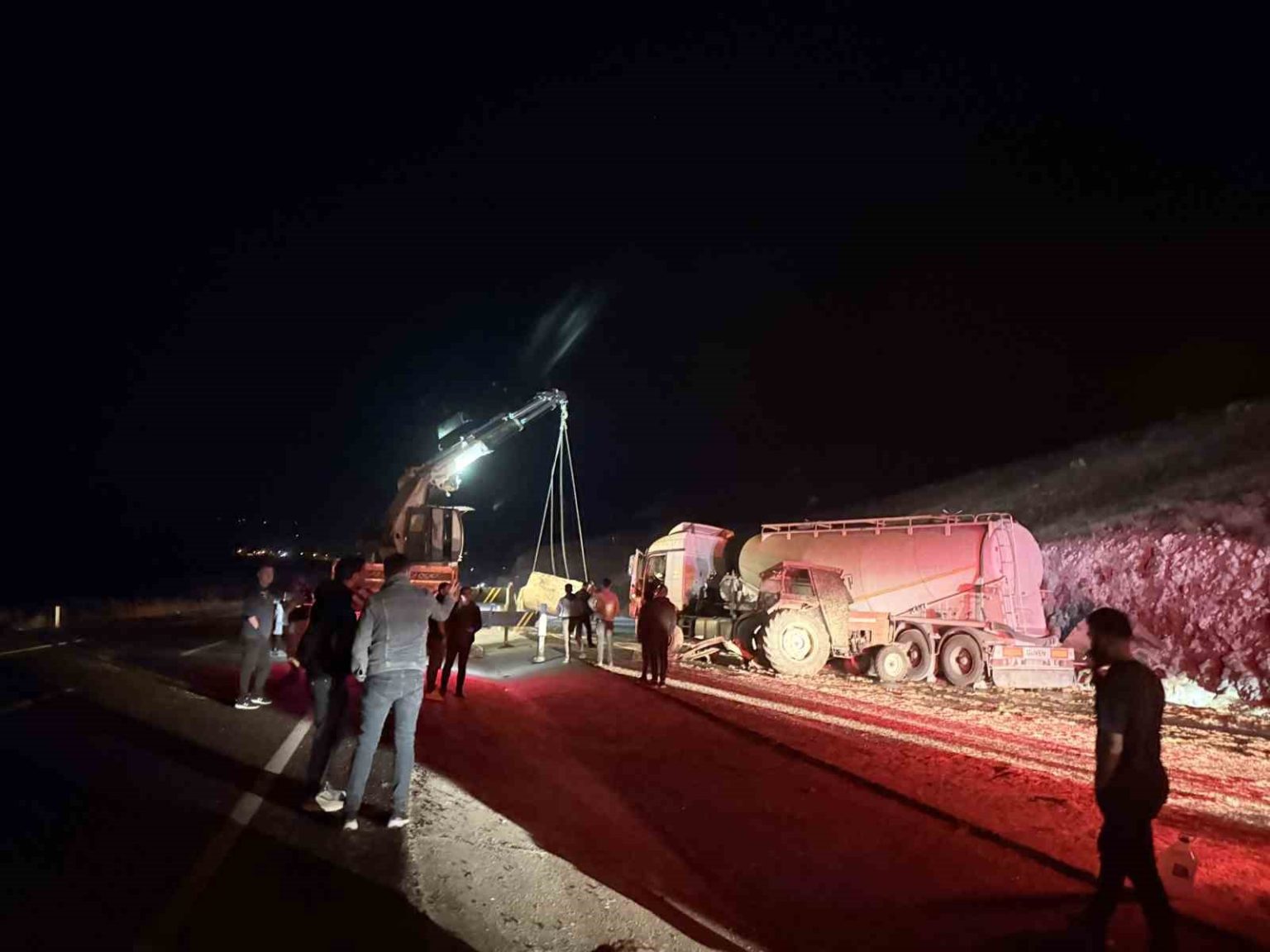 igdir-dogubayazit-yolunda-traktor-ile-kamyon-carpisti-3-yarali