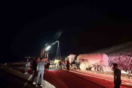 igdir-dogubayazit-yolunda-traktor-ile-kamyon-carpisti-3-yarali