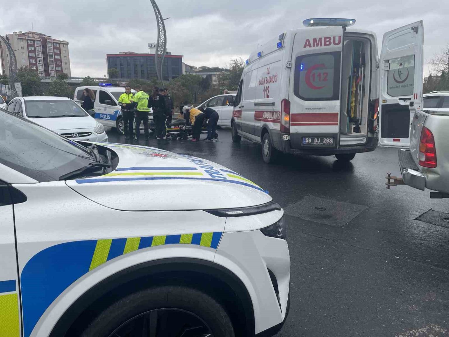 islak-zeminde-kayan-motosikletten-dusen-surucu-yaralandi