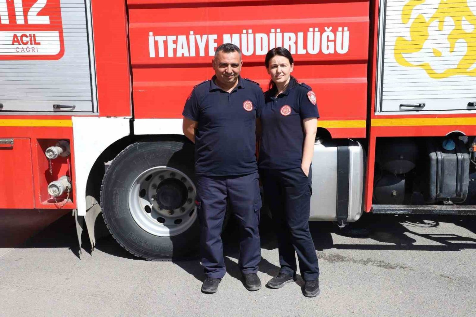 itfaiyeci-cift-birlikte-alevlerle-savasiyor