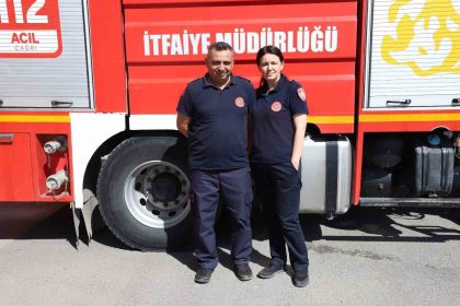 itfaiyeci-cift-birlikte-alevlerle-savasiyor