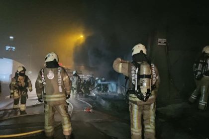 kagithanede-5-katli-bina-alevlere-teslim-oldu