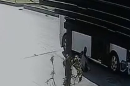 kapisi-acik-hareket-eden-minibusten-ogrenci-dustu